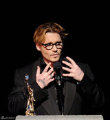 组图：德普荣获杰出造型奖 登台大展熟男魅力