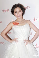 组图：刘心悠婚纱礼服亮相 卓韵芝自曝做“蟹民”