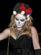 组图：希拉里-达芙化身艳丽复古骷髅 开心自称丧尸