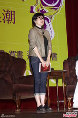 组图：林青霞短发眼镜办朗读会