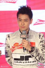 组图：林志颖奶爸重回赛车场 赞儿子Kimi进步大