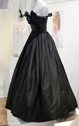 幻灯图集：戴安娜王妃首次出席活动礼服高价售出