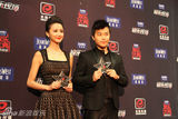组图：张歆艺透视黑裙亮相娱乐大典获飞跃奖