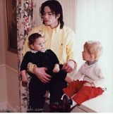 组图：迈克尔-杰克逊罕见家庭照温馨抱娃