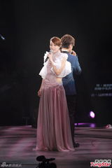 组图：雷颂德个唱献歌儿子 郑秀文助阵掀高潮