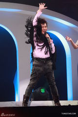 组图：张信哲红馆开唱 深情演绎哲式情歌