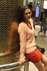 组图：李桃曝光东京街头写真 藏式发辫引人关注