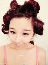 组图：好声音萌妹曝性感照 叼烟狂野秀乳沟