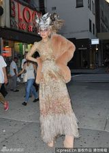 组图：Gaga《名利场》大片再蹬“恨天高”尴尬摔倒 