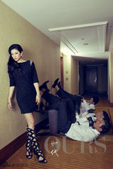 组图：黄奕妩媚长发造型登场 与四男模演绎封面 