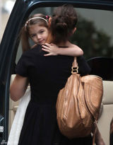 高清组图：可爱苏瑞扎小辫穿花裙和妈妈逛街 