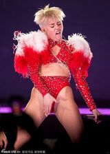 组图：麦莉个唱火辣出位 穿三角裤豪放自摸