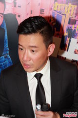 组图：周秀娜穿太空服被吊起 花心前男友遭炮轰