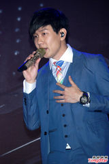 组图：林俊杰发布新专辑 秀棒球阳光帅气