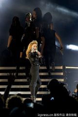 组图：麦当娜瑞典开唱 与舞伴床战拔枪引尖叫