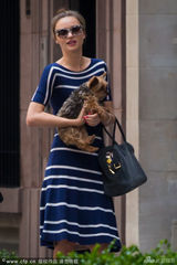 组图：米兰达抱爱犬出街 海魂连衣裙潮范十足