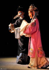 组图：少儿版京剧《赤壁》首演爆棚 吸引娃娃观众