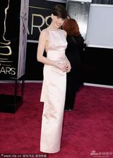 组图：安妮-海瑟薇粉色露背裙 玉肌美艳诱人