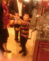 组图：张柏芝携子街拍照曝光 Lucas紧搂妈妈