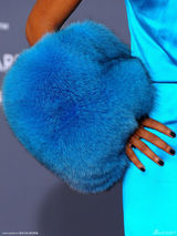 高清组图：玛琳娜-莫耶蓝色皮草手套贵气逼人