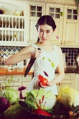 组图：张辛苑拍《冥王星》写真 显复古冷艳气质