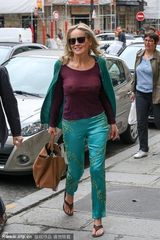 组图：莎朗-斯通不穿内衣出街 尴尬激凸显老态