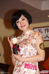 组图：张可颐出席老夫子怀旧展揭幕活动