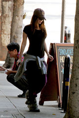 组图：梅根-福克斯街拍 黑色短袖T恤搭配毛靴