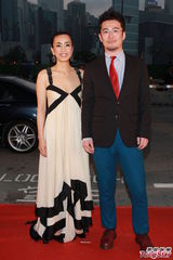 组图：日本女星渡边知起子米色低胸长裙亮相