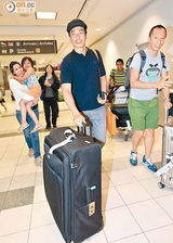 组图：陈茵媺王后出巡 手袋遮肚捧腹迎陈豪