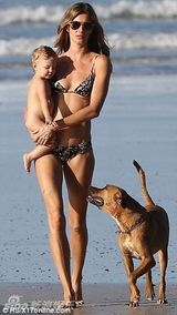 组图：邦辰抱小奶娃单手开车 未戴头盔不顾安全