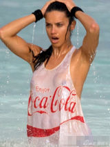 组图：巴西超模利马真空湿身 双乳荡漾轮廓尽显