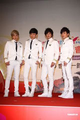 组图：LOLLIPOP F新书签售上演帅气机师制服秀