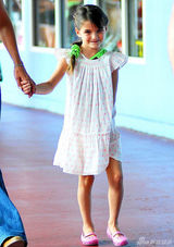 组图：前汤嫂带女儿外出 苏瑞双腿缠妈妈撒娇