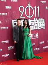 组图：陈廷嘉着绿色长裙携手冯雷亮相国剧盛典