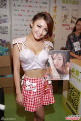 组图：黄榕秀事业线宣传写真 斥嫩模孙旗可耻