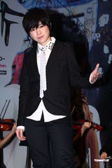 组图：张芸京新书创佳绩 穿燕尾服奏交响乐