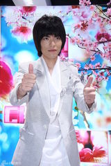 组图：萧敬腾白马王子装扮代言 自曝爱车三度遭窃