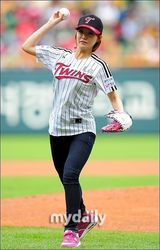 组图：韩女星申素律担任棒球比赛开球嘉宾