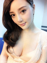 组图：李小璐秀白皙美乳 孕后上围暴涨