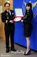 组图：IU被任命为学校暴力防治大使及名誉警察