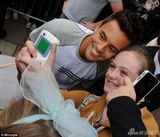 组图：英跳水正太穿传统格子裙 自掀裙摆险露鸟