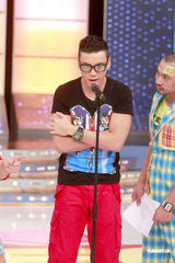 高清组图：陈伟霆《奖门人》抢镜 大玩胸爆气球