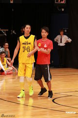 组图：群星红衣出席篮球赛 容祖儿李克勤又背又抱