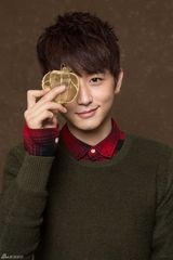 组图：橙天娱乐推圣诞写真 青年团蓄势待发