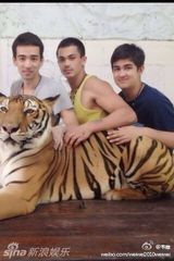 组图：韦唯三子和老虎霸气合影 骑摩托带母兜风