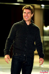 组图：阿汤哥访台宣传新片 亲切挥手展招牌笑容