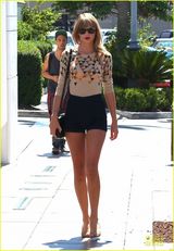 组图：斯威夫特出街购物 红唇黑超秀长腿抢镜