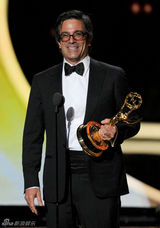 组图：艾美奖现场 迈克尔-阿兰获喜剧类最佳导演奖