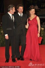 《后事》首映 女星泽格斯挺大肚与导演恩爱现身(图)